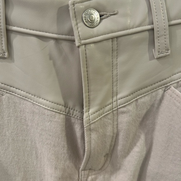 Abercrombie mixed media 90’s relaxed high rise off white jeans size 4 Long - Picture 2 of 13